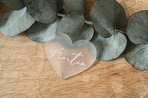 Tischkärtchen / Platzkarte / Namensschild / Gastgeschenk aus Acryl in Herzform - personalisiert -